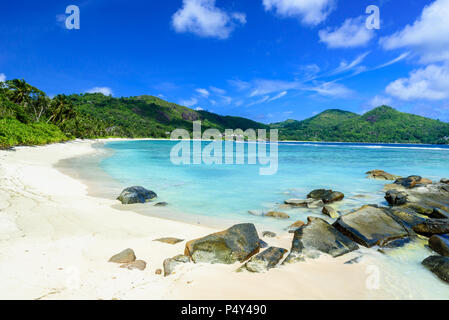 Petite Anse - wunderschöner Strand auf der Insel Mahe, Seychellen Stockfoto
