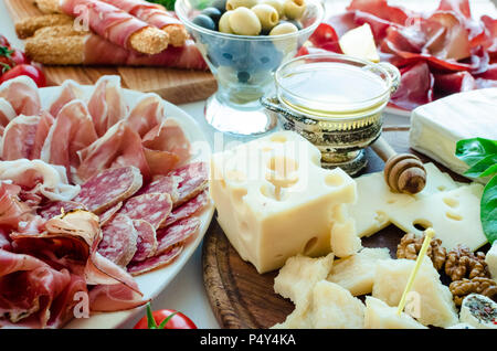 Tabelle mit mediterranen Vorspeisen, Tapas und Antipasti. Verschiedene italienische Küche. Leckerer Snack auf Party oder Picknick. Schneidbrett mit mir Stockfoto
