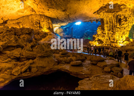 Sung Sot Höhle in der Halong Bay, Vietnam Stockfoto
