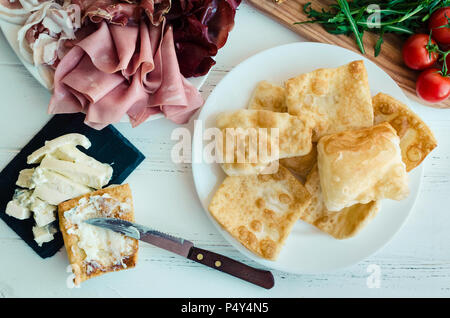 Traditionelle italienische Emilia Romagna, Bologna Region Vorspeise die Zubereitung von Pastasaucen fritte - gebratener Teig, Essen mit Gorgonzola Käse, verschiedene Fleisch- und Stockfoto