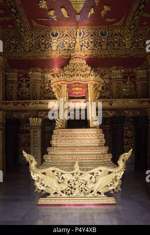 MUSEO NACIONAL. Antiguo Palacio Real, Construído a principios Del Siglo XX. Vista parcial del INTERIOR DE LA SALA PHA BANG. LUANG PRABANG (Patrimonio de la Humanidad). Laos. Stockfoto