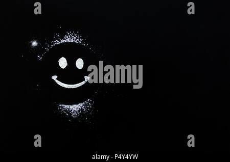 Smiley Symbol auf Tafel mit Platz für Text. Lächeln Kreidezeichnung auf einer Schule Schiefertafel. Glück, positive Emotionen und gute Laune Konzept. Stockfoto