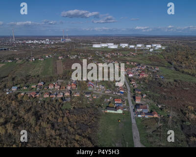 In Slano, Kroatien - 30. Oktober 2017: Luftaufnahme des Romani Dorf Capraske Poljane am Rande der Stadt angesiedelt. Stockfoto