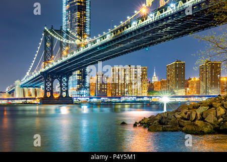 Manhattan Bridge bei Nacht Stockfoto