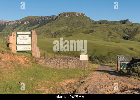 INJISUTHI, SÜDAFRIKA - 21. MÄRZ 2018: Das Eingangstor zu Injisuthi im Abschnitt Giants Castle der Maloti Drakensberg Park Stockfoto