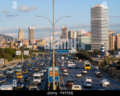 Istanbul, Türkei - 22. September 2013 Verkehr und Stau auf der Autobahn auf der anatolischen Seite Istanbuls Stockfoto