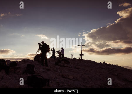 Fotografen auf dem Gipfel des Lagazuoi warten auf den Sonnenuntergang, Dolomiten, Italien Stockfoto