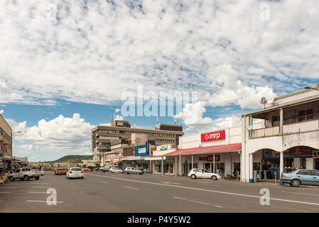 DUNDEE, SÜDAFRIKA - 21. MÄRZ 2018: eine Straße Szene mit Unternehmen und Fahrzeuge in Dundee in der Provinz Kwazulu-Natal Stockfoto