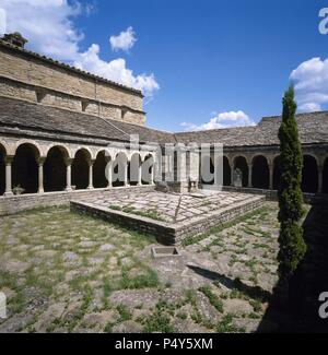 ARTE ROMANICO. ESPAÑA. CATEDRAL DE SAN VICENTE. Daten de los S. XI-XII (S. XI-S. XII) con importantes reformas en el S. XVIII. Vista del Claustro, iniciado por Gaufrido, obisppo de Barbastro, entre Los años 1136 y 1143. Roda de Isábena. Estado de Huesca. Aragón. Stockfoto