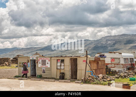 SANI TOP, LESOTHO - MÄRZ 24, 2018: Nicht identifizierte Personen vor einem handwerksbetrieb an der Lesotho Grenzposten an der Oberseite der Sani Pass an der Grenze Stockfoto