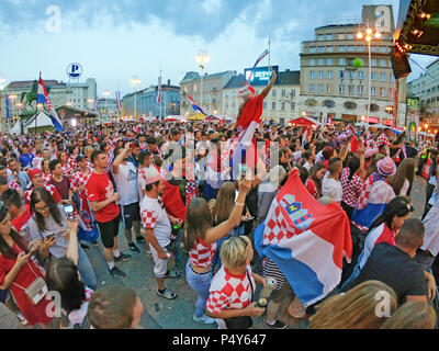 ZAGREB, KROATIEN - 21. Juni kroatische Fußball-Fans auf dem platz Ban Jelacic, FIFA WORLD CUP 2018 Russland match Argentinien vs Kroatien am 21. Juni, Stockfoto