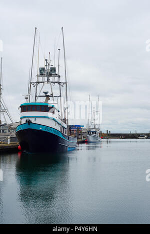 WESTPORT, WASHINGTON - 21. JUNI 2018: Kommerzielle Fischerboote im Hafen von Westport, Hochformat vertäut. Stockfoto