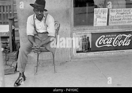 Mann mit amputierten Bein an Schuhputzmaschine/-Ständer, Natchez, Mississippi, USA, Ben Shahn für US-Umsiedlung Verwaltung, Oktober 1935 Stockfoto