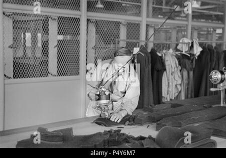 Isadore Kessler, einer der Kutter in der Kooperative Bekleidungsfabrik bei Jersey Gehöfte, Hightstown, New Jersey, USA, Russell Lee, US-Umsiedlung Verwaltung, November 1936 Stockfoto