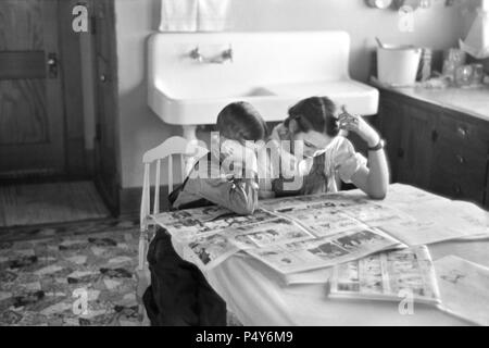 Kinder lesen Sonntag Zeitung, Familie der Pächter, Dickens, Iowa, USA, Russell Lee, US-Umsiedlung Verwaltung, Dezember 1936 Stockfoto