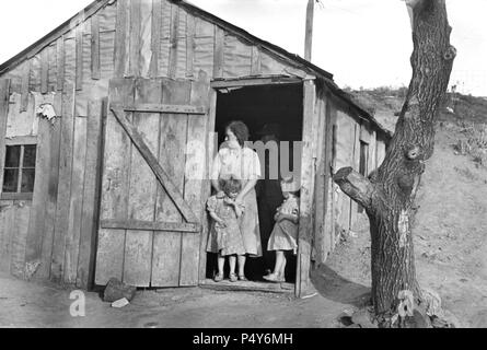 Earl Pauley Familie, Pächter, im Eingang des Bauernhaus, in der Nähe von Smithland, Iowa, USA, Russell Lee, US-Umsiedlung Verwaltung, Dezember 1936 Stockfoto