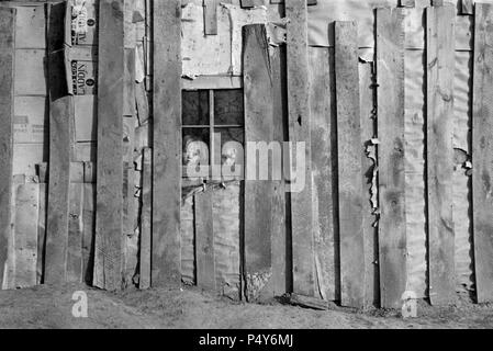 Detail Seite von Haus, zwei Kinder, Fenster, Earl Pauley Bauernhof, in der Nähe von Smithland, Iowa, USA, Russell Lee, US-Umsiedlung Verwaltung, Dezember 1936 Stockfoto
