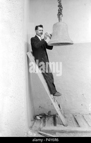 Nahaufnahme Porträt des Menschen läutet Glocke mit Rock, Kirche der Zwölf Apostel, Trampas, New Mexico, USA, Russell Lee, Farm Security Administration, Juli 1940 Stockfoto