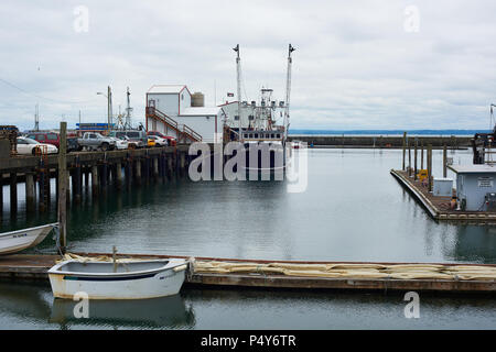 WESTPORT, WASHINGTON - Juni 21, 2018: Ein Skiff und eine kommerzielle Fischerboot im Hafen von Westport vertäut. Stockfoto