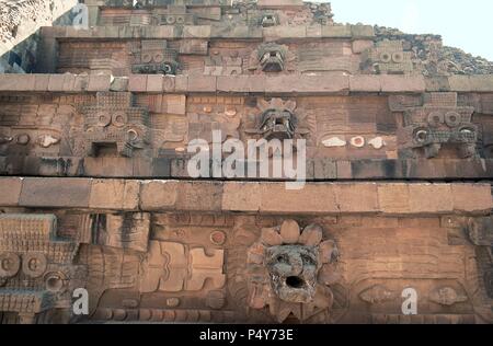 Präkolumbische Kunst Teotihuacan. Mexiko. Der Tempel der gefiederten Schlange, die auch als der Tempel des Quetzalcoatl, die gefiederte Schlange Pyramide. Detail zeigt die wechselnden Tlaloc (links) und gefiederte Schlange (rechts). Talud - tablero Stil. Stockfoto