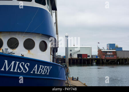 WESTPORT, WASHINGTON - 21. JUNI 2018: eine Nahaufnahme eines kommerziellen Fischerboot mit einer Konservenfabrik in den Hintergrund. Stockfoto