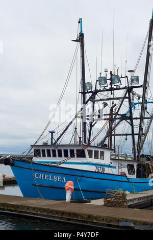 WESTPORT, WASHINGTON - 21. JUNI 2018: Eine kommerzielle Fischerboot im Hafen von Westport günstig, Hochformat Stockfoto