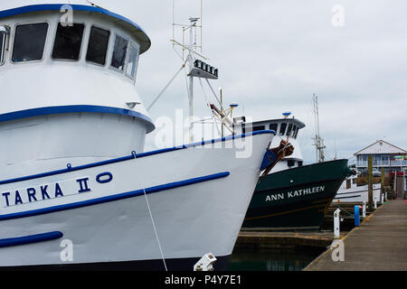 WESTPORT, WASHINGTON - 21. JUNI 2018: eine Nahaufnahme von zwei Fischerboote im Hafen von Westport vertäut. Stockfoto