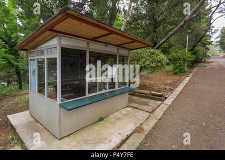 Sicherheit Hütte Hütte am Eingang Auffahrt zur Villa Galeb das Ferienhaus der ehemalige Yugoslaiva FSR Präsident Josip Broz Tito in Herceg Novi, Montenegro. Stockfoto