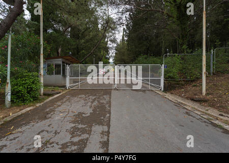 Metall Sicherheit Tor am Eingang Auffahrt zur Villa Galeb das Ferienhaus der ehemalige Yugoslaiva FSR Präsident Josip Broz Tito an der Herzeg-Novi, Montenegro Stockfoto