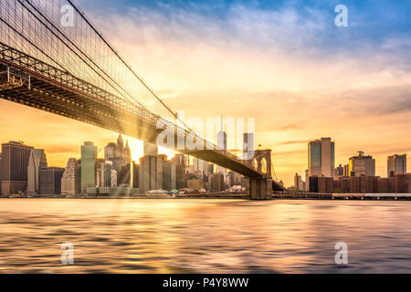 Brooklyn Bridge bei Sonnenuntergang von Brooklyn Bridge Park gesehen, in New York City Stockfoto