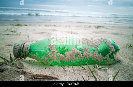 Leer single use Plastikflasche gewaschen oben am Strand Stockfoto