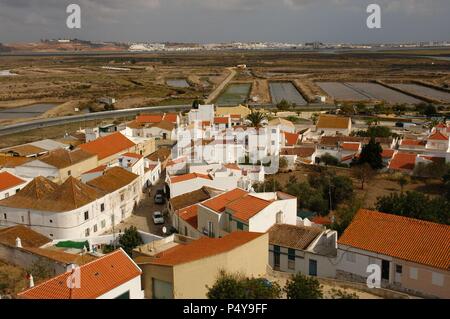 Portugal. Castro Marim. Überblick mit dem Salz Verdunstung Teiche. Im Hintergrund die Stadt Ayamonte (Andalusien, Spanien). Algarve. Stockfoto