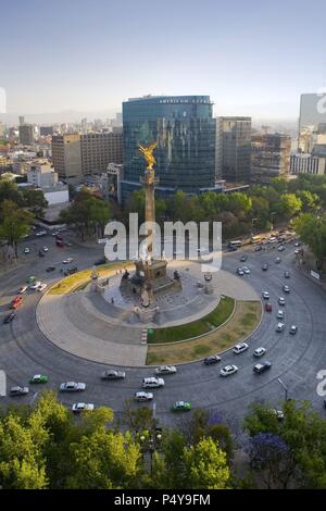 Mexiko. Mexiko D.F. Panorámica DEL MONUMENTO A LA INDEPENDENCIA, situado en el PASEO DE LA REFORMA e commemorar inaugurado en 1910 para el Centenario de la Independencia del País. Compuesto Por una Columna coronada por la estatua de una Victoria Alada (conocida Como el 'Engel'), Obra de Enrique Alciati. Stockfoto