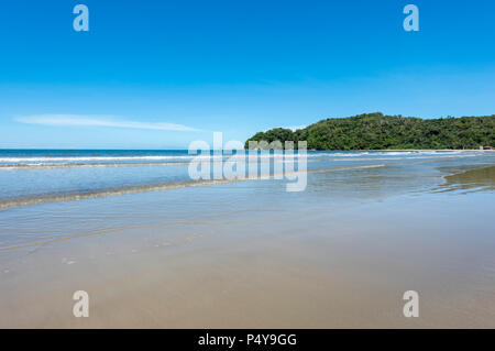 Wellen aus der South China Sea brechen auf zum Strand in Kota Kinabalu, Borneo, Malaysia Stockfoto