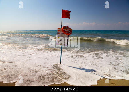 Rote Flagge am Strand, was bedeutet, dass Schwimmen gefährlich ist. Die Türkei. Stockfoto