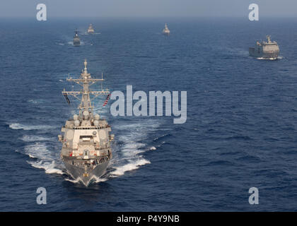 180623-N-ND 356-0250 PAZIFISCHEN OZEAN (23. Juni 2018) U.S. Navy geführte Anti-raketen-Zerstörer USS William S. Lawrence (DDG110) führt eine Formation mit Republik Singapur Schiff der Marine RSS Tenacious (71), indische Marine Schiff ins Sahyadri (F49), und der Philippinischen Marine Schiffe BRP Davao del Sur (LD602) und BRP Andres Bonifacio (FF 17) während einer Gruppe segeln. Gruppe Segel eine Gelegenheit für die Besatzungen auf Teamarbeit, Kommunikation zu konzentrieren, und Fähigkeiten am Meer abzuziehen. (U.S. Marine Foto von Mass Communication Specialist 2. Klasse Jessica O. Blackwell/Freigegeben) Stockfoto