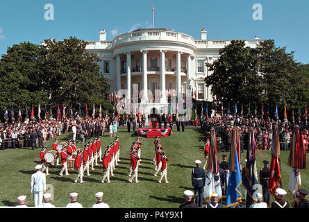 Präsident George W. Bush und Mexikos Präsident Vicente Fox an der Musikalischen Truppe in Review (Armee der Fife und Drum Corps) während der Begrüßungszeremonie Mittwoch, Sept. 5, 2001, auf der South Lawn des Weißen Hauses. Stockfoto