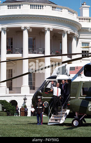 Nach einem South Lawn Nachrichten Konferenz Donnerstag, Sept. 6, 2001, Präsident George W. Bush und der mexikanische Präsident Vicente Fox board Marine One für den kurzen Flug nach Andrews Air Force Base auf dem Weg nach Ohio. Stockfoto