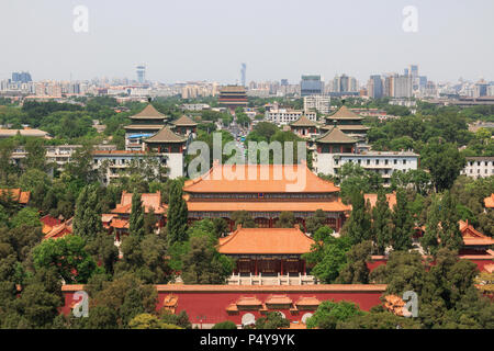 Stadt Landschaft. Drum Tower am Ende der Straße. Auf dem Horizont ist der Olympiaturm und das Gebäude der IBM. Blick auf den nördlichen Teil der Hauptstadt von China aus dem Park. Stockfoto