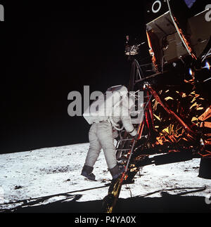 Astronaut Edwin E. Aldrin Jr., Lunar Module Pilot, steigt die Schritte der Mondlandefähre (LM) Leiter, während er sich vorbereitet, auf dem Mond zu spazieren. Er hatte gerade egressed der LM. Stockfoto