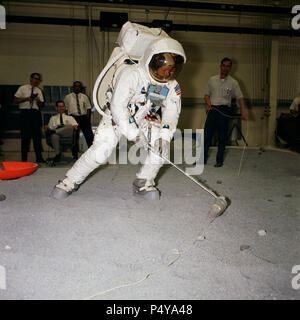 Geeignet Astronaut Neil A Armstrong, trug den Extra Vehicular Mobility Unit (EMU), beteiligt sich an der Mondoberfläche Simulation Training am 18. April 1969 Stockfoto