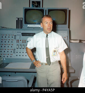 Astronauten James A. Lovell jr., Prime crew Befehl Pilot für den Gemini-12 Raumfahrt, ist abgebildet in Gebäude 5, Mission, Simulation und Training Service Stockfoto