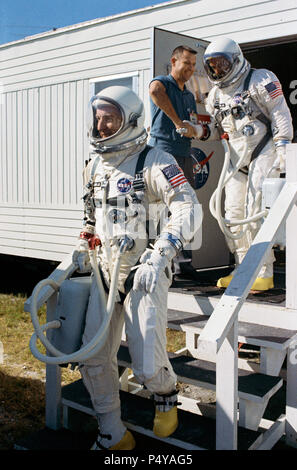 Prime Crew für das Gemini-12 Raumfahrt, Astronauten James A. Lovell jr., (führenden), Befehl Pilot, und Edwin E. Aldrin Jr., Pilot, lassen die passende Anhänger Stockfoto