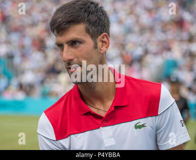 Die Queen's Club, London, Großbritannien. 23. Juni, 2018. Fieber Baum Meisterschaften Tag 6 Halbfinale auf dem Center Court. 12 mal Grand Slam Champion Novak Djokovic (SRB) gewinnt sein Match gegen Jeremy Chardy (FRA) das Finale gegen Marin Cilic eingeben. Credit: Malcolm Park/Alamy Leben Nachrichten. Stockfoto