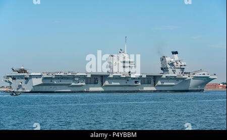 Portsmouth, Großbritannien. 23. Juni 2018 (am). Die britische Royal Navy Flugzeugträger HMS Queen Elizabeth kam zurück in den Heimathafen nach Abschluss weiterer Studien. Credit: Neil Watkin/Alamy leben Nachrichten Stockfoto