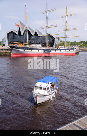 Glasgow, Schottland, Großbritannien. 23. Juni 2018. UK Wetter. Die govan Fähre startet die neue Sommersaison Passagiere über den Fluss Clyde von Govan auf das Riverside Museum und das Tall Ship, Glenlee, an einem hellen Tag mit sonnigen Abschnitten. Credit: Skully/Alamy leben Nachrichten Stockfoto