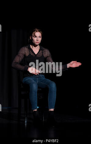 Deutschland, Dresden. 19 Juni, 2018. Sophie Hauenherm, Schüler von Tanz an der Palucca Schule des Tanzes während ihrer Performance. Der 18-jährige setzt auf einem Rollstuhl nach einem grevious Krankheit. Credit: Monika Skolimowska/dpa-Zentralbild/dpa/Alamy leben Nachrichten Stockfoto