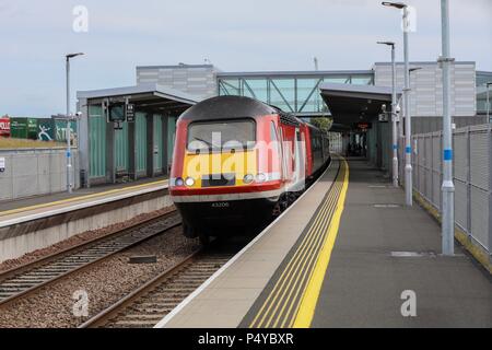 Edinburgh, Großbritannien. 23. März 2018. Ein Virgin Trains Ostküste Service Donner durch Edinburgh Gateway Station gebunden nach Aberdeen. Diese HST43206 ist einer der letzten Dienstleistungen auf der East Coast Mainline auszuführen, bevor die Franchise über amtlich entnommen wird durch LNER am 23. Juni 2018. Aufgrund von operativen Problemen zurück, die Regierung hat die Kontrolle über diese Schiene Franchise die durch Stagecoach und Jungfrau betrieben wurde. © Garry Cornes/Alamy leben Nachrichten Stockfoto