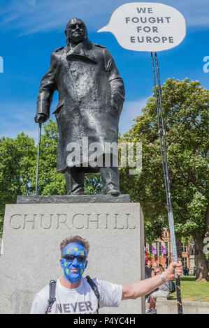 London, Großbritannien. 23. Juni 2018. Wir kämpften für Europa im Churchill Denkmal im Parlament Platz - der Menschen März für ein Volk auf der abschließenden Brexit beschäftigen. Zeitlich mit dem zweiten Jahrestag der Volksabstimmung 2016 durch anti Brexit, pro EU-Aktivisten organisiert ist. Credit: Guy Bell/Alamy leben Nachrichten Stockfoto