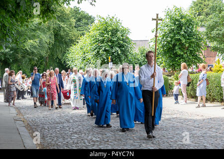 Cheshire, Großbritannien. 23. Juni 2018. 23. Juni 2018 - Das Wetter war heiß und sonnig für grappenhall Walking Tag, Cheshire, England, UK Credit: John Hopkins/Alamy leben Nachrichten Stockfoto